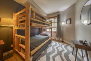 3 Twin beds, even the adults will want! 3โrd twin bed is a trundle bed that fits nicely out of the way under the bunk bed during the day. Lotโs of room and storage.